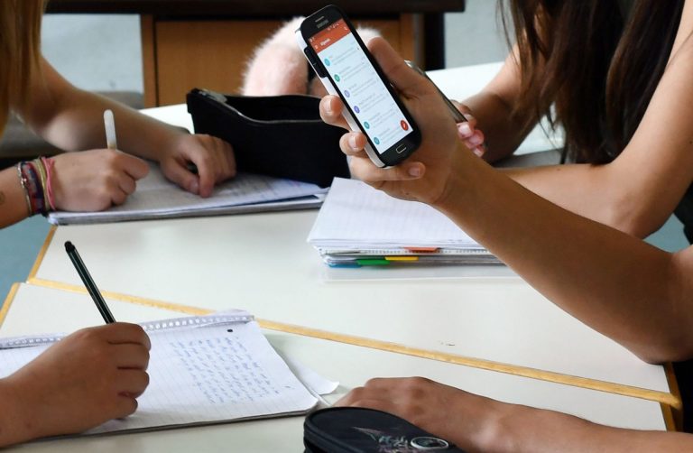EU Education Ministers Discuss Mobile Phone Ban in Schools