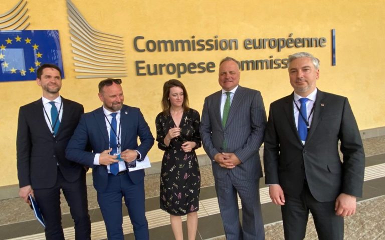 MEP Karvašová and representatives of SK8 discussed with Commissioner Fitt about EU funds for the regions