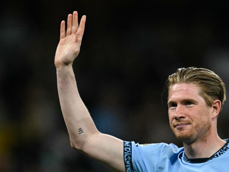 Kevin De Bruyne: Man City bid farewell to captain at Etihad Stadium