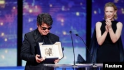 Dissident Iranian Filmmaker Panahi Wins At Cannes, Vows To Return To Tehran