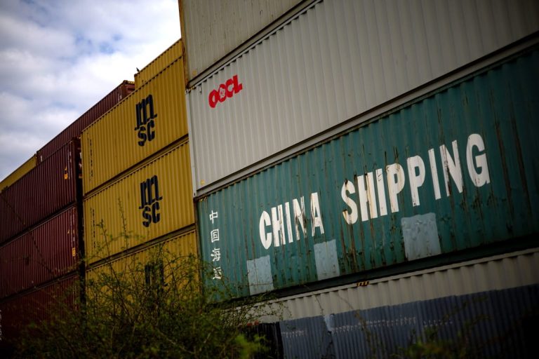 US imports plunge in early sign of Trump tariff impact