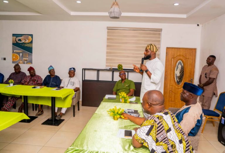 Historic Reunion: Ogundoyin Hosts Former Oyo Legislators, Proclaims 8th Assembly Forum