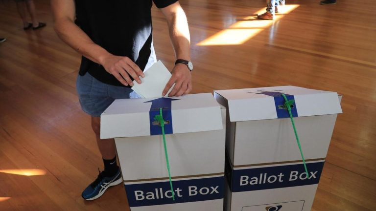 Polling booths open across Tasmania as signs point to another hung parliament