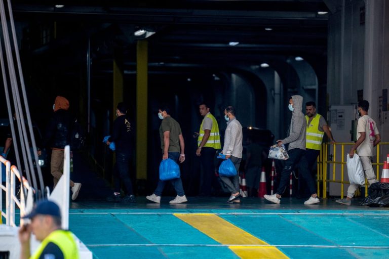 Greece pushes EU to take tough line on migration