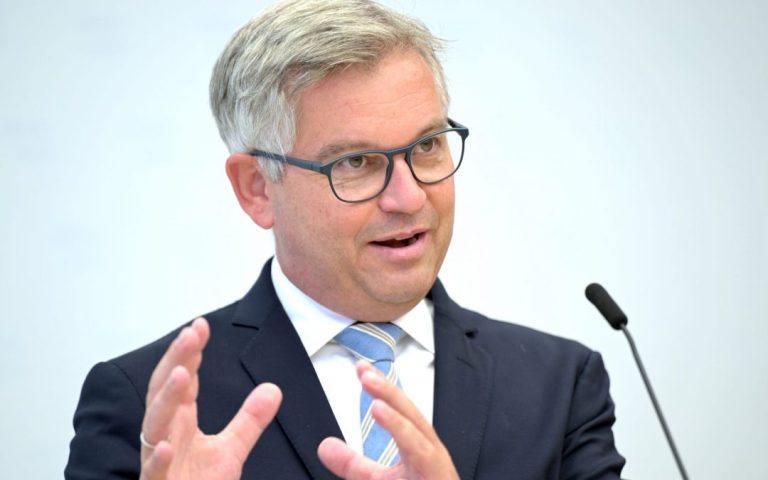 German minister emphasizes the importance of asylum seeker reception centers