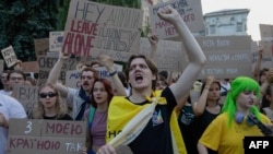 Ukrainians Cheer As Zelenskyy Signs Law Ensuring Anti-Corruption Agency Independence