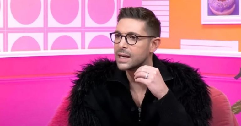 Sam Zirah, l’influenceur qui interviewe les politiques comme “des stars de téléréalité”