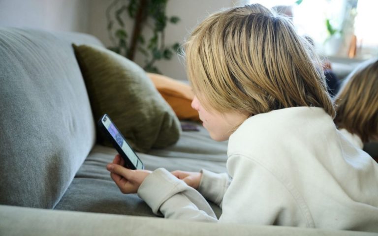 Possible minimum age for social media to be put on EU agenda