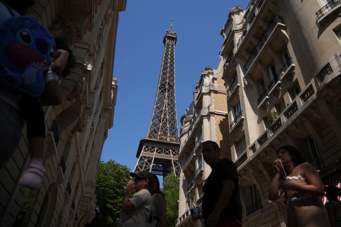 French police arrest two men for parachuting off Eiffel Tower