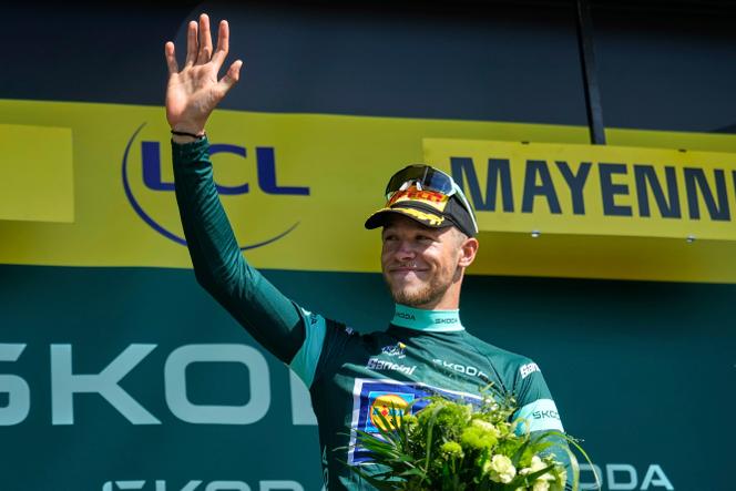 Tour de France: Jonathan Milan wins Stage 8 in sprint finish