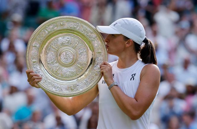 Swiatek destroys Anisimova 6-0, 6-0 to win first Wimbledon title