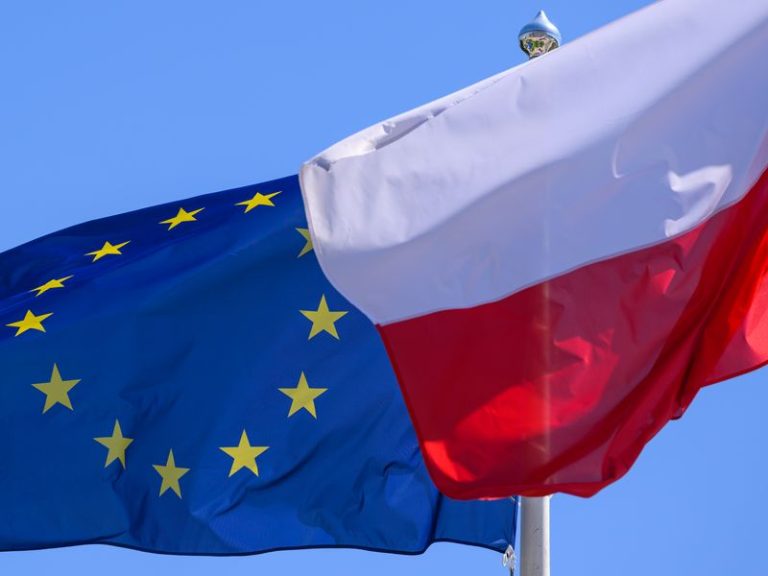 New Polish president strikes combative anti-EU, anti-migration tone
