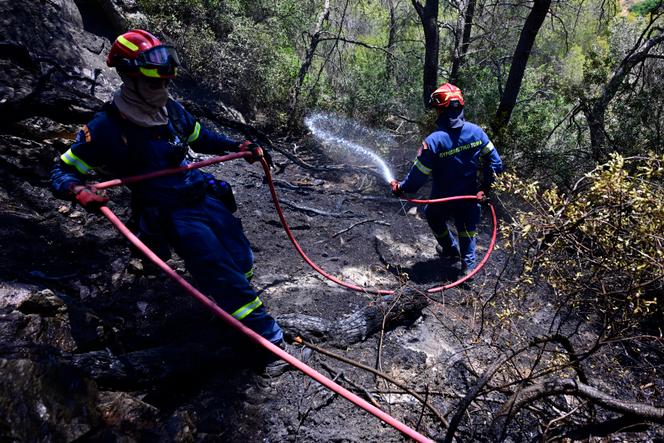 Firefighters battle blaze near Athens for second day