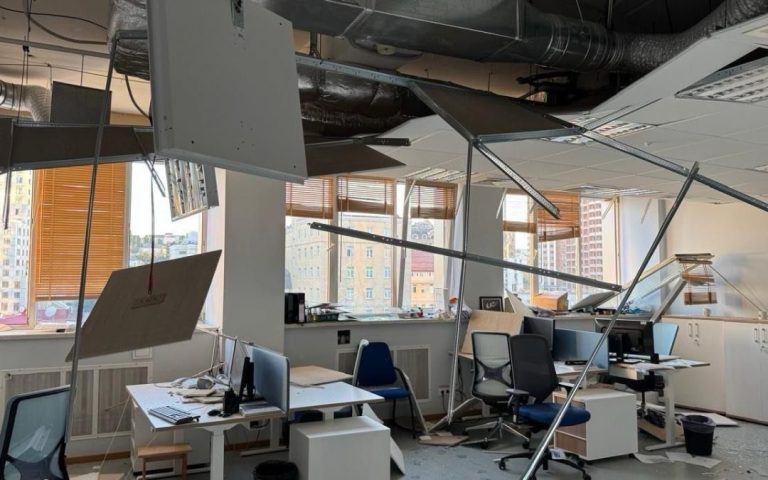 Night of terror in Kiev, 18 dead. EU delegation headquarters hit