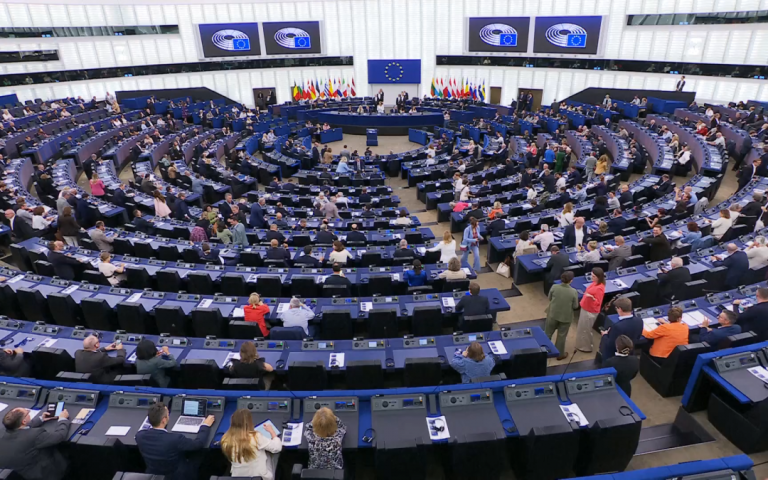 MEPs observe a minute of silence for the victims in the Glória elevator