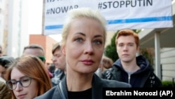 Navalny’s Widow Says Lab Tests Show Her Husband Was Poisoned In Prison