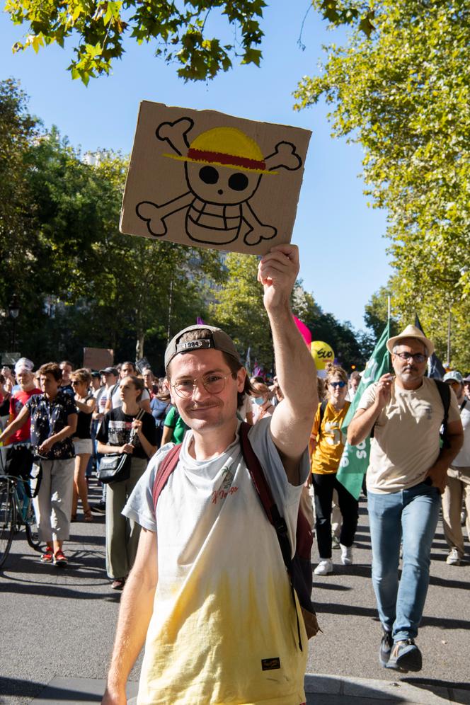 The ‘One Piece’ flag finds its place in protests across France