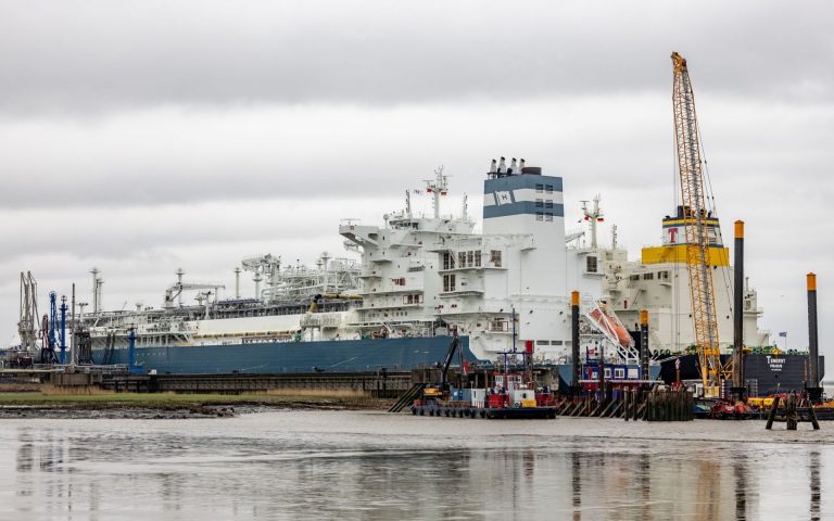 EU Commission aims to ban Russian LNG imports by early 2027