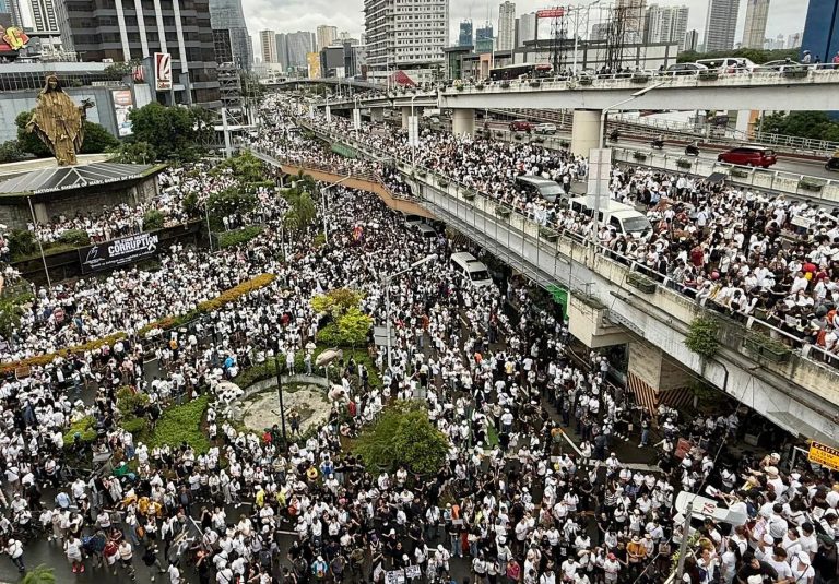 Massive Outrage in Manila Over Corruption