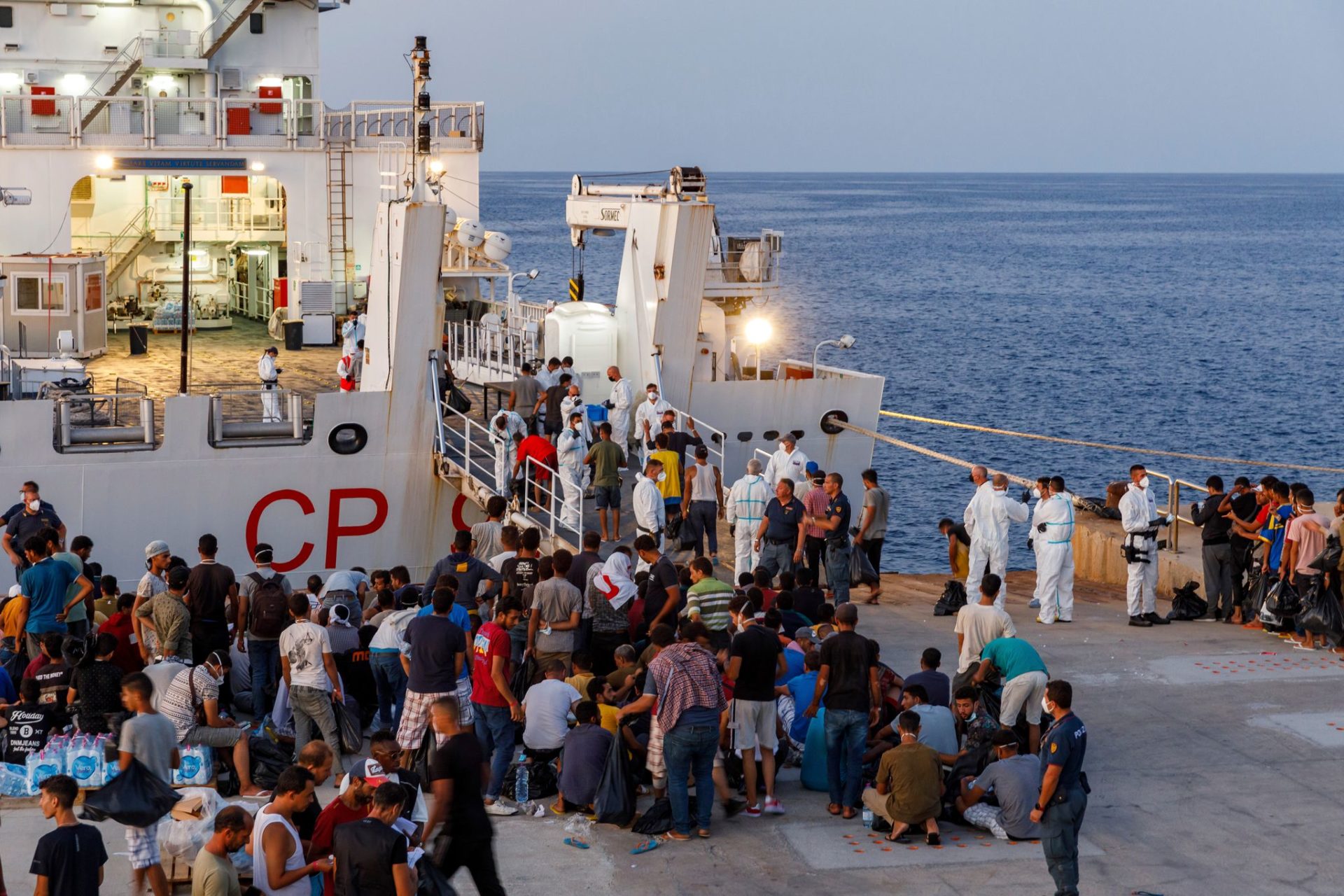 Migranten warten an Bord eines Schiffes der italienischen Küstenwache auf der sizilianischen Insel Lampedusa. Das Aufnahmezentrum für Migranten auf der Insel, die im Sommer auch ein Touristenziel ist, hat mehr als 1.500 Menschen in einem Raum aufgenommen, der nach seiner Schätzung für 357 Personen ausgelegt ist. Wegen immer mehr Migranten, die im Mittelmeer in Seenot geraten, fordern drei Hilfsorganisationen ein staatliches Such- und Rettungsprogramm.