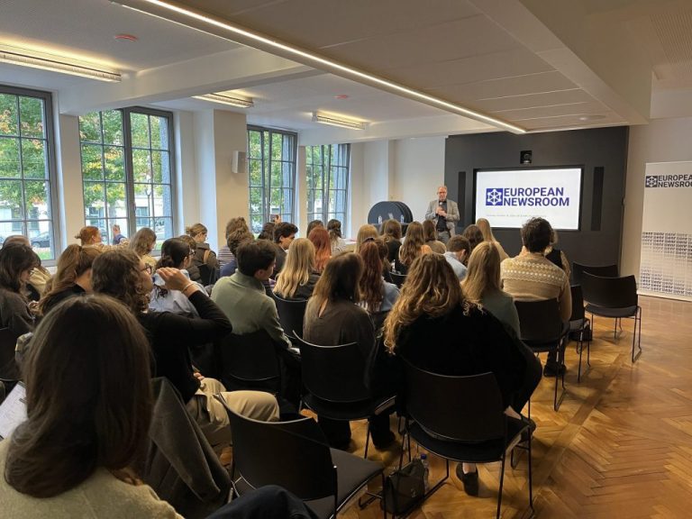 Youth4Regions: young journalists visit the European Newsroom 
