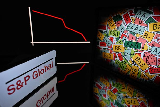 S&P cuts France credit rating from AA to A+
