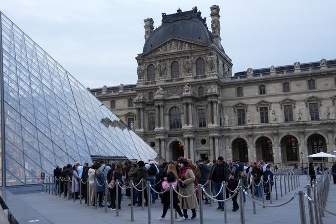 Louvre Museum reopens for the first time after jewel heist
