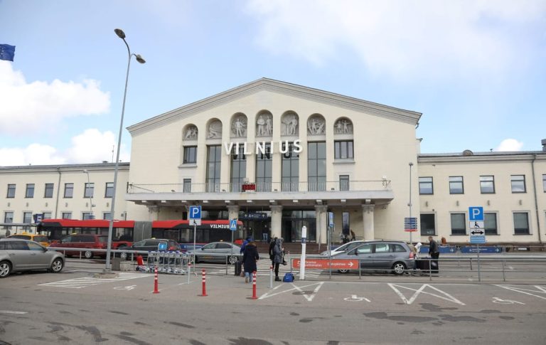 Helium balloons carrying smuggled cigarettes shut down Lithuania’s main airport