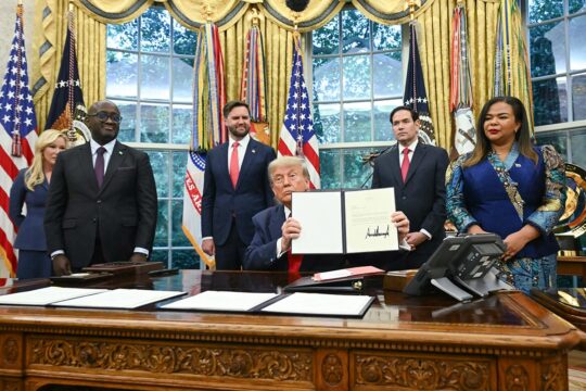 US President Donald Trump played a key role in the peace agreement signed between the Democratic Republic of Congo (DRC) and Rwanda. Photo: Trump, surrounded by the foreign ministers of Rwanda and the DRC, sits at his desk (White House/USA) and displays a letter of congratulations addressed to Rwandan President Paul Kagame.