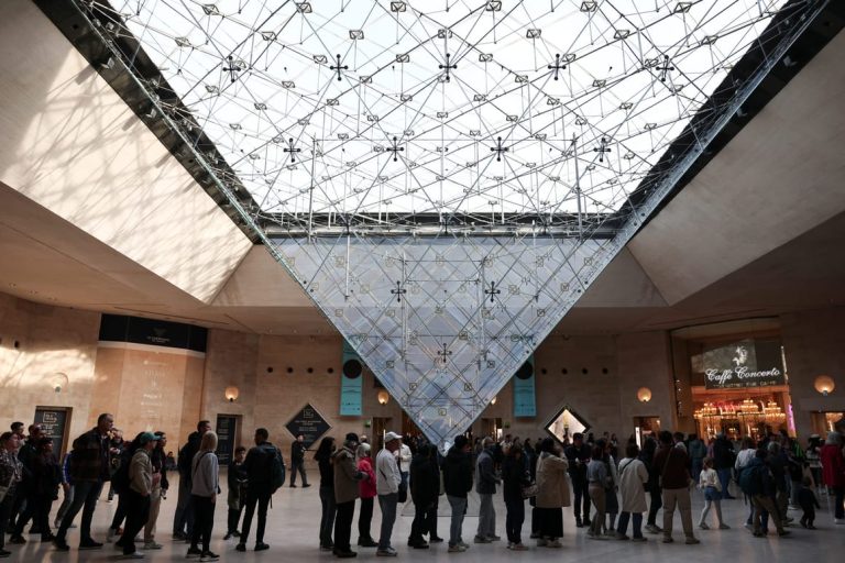 2 more suspects charged in Louvre heist