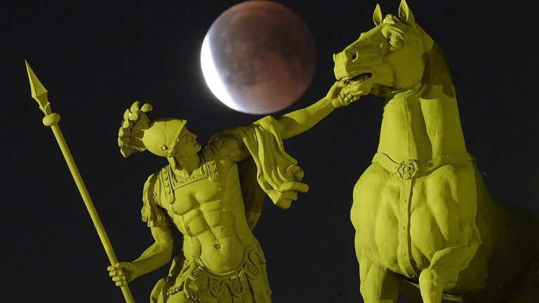 Blood Moon: the most beautiful images of the total lunar eclipse around the world