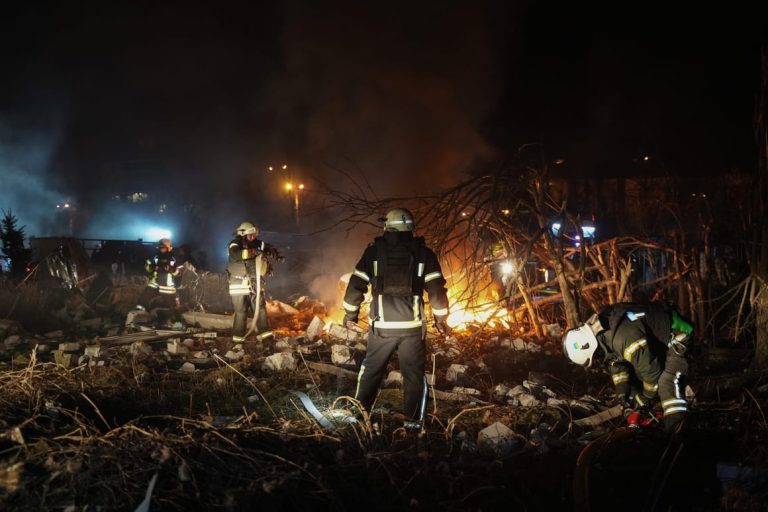 Russia and Ukraine trade strikes as US pushes new round of peace talks