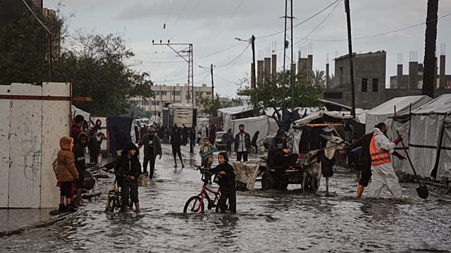 Heavy rains flood Gaza camps, worsening the humanitarian crisis