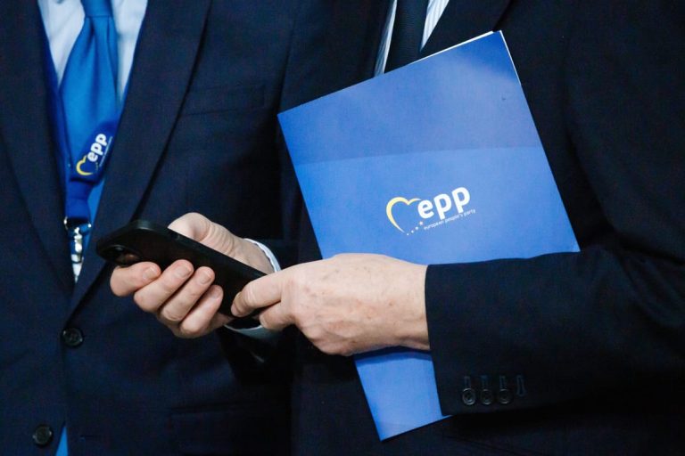 “Un mariage toxique” : les partenaires du Parti populaire européen refusent le divorce, malgré son flirt avec l’extrême droite