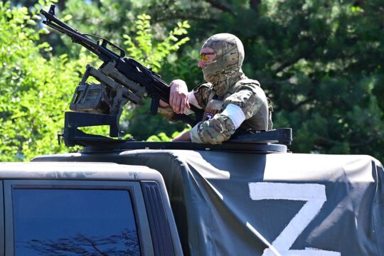 Ukraine / Russia: announcement of the creation of a tribunal for the crime of aggression. Photo: A Russian serviceman leans against a machine gun on the roof of an armed vehicle bearing the inscription ‘Z’.