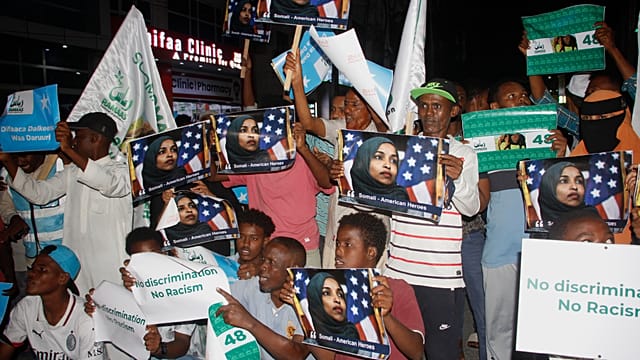 Hundreds protest in Mogadishu against Trump’s reference to Somali immigrants as “garbage”