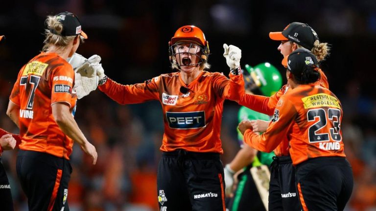 Beth Mooney powers Perth Scorchers into WBBL final with brilliant performance against Sydney Sixers