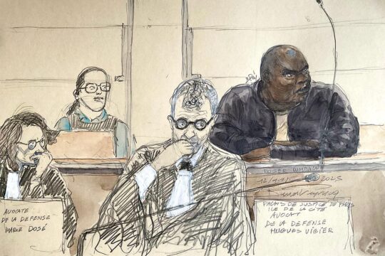 Roger Lumbala's trial in Paris for crimes committed in the Democratic Republic of Congo (DRC). Illustration: drawing showing Lumbala sitting behind his lawyer, who is speaking during the hearing.
