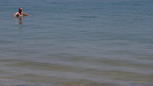 Tunisia: Swimmers celebrate New Year with plunge in cold sea