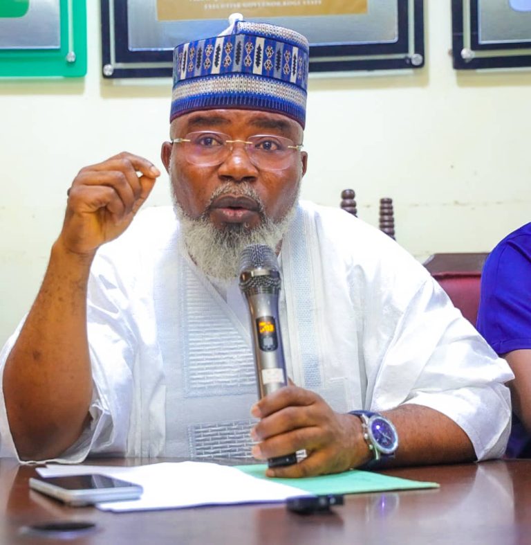 Commissioner For Local Government Hosts Emani Clan, Receives Deposed Obobanyi’s Apology Letter