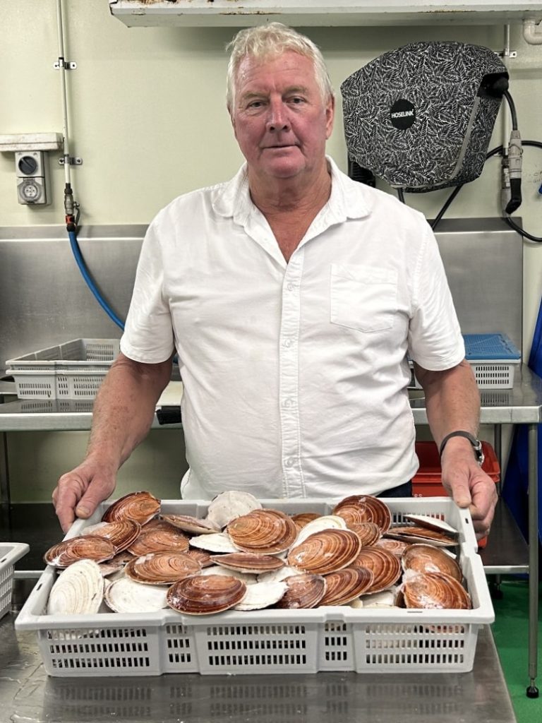 Scallop fishers throw catch overboard as Queensland trawling ban extended