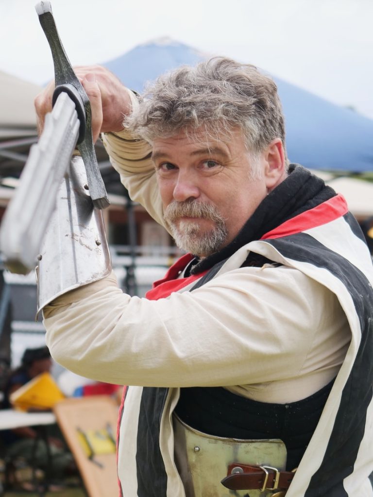 Swordfighting in medieval armour an unlikely outlet from bushfires