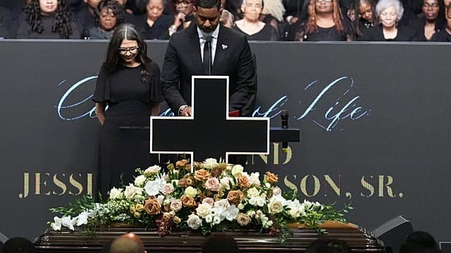 Thousands including Obama pay tribute to Rev. Jesse Jackson Sr.