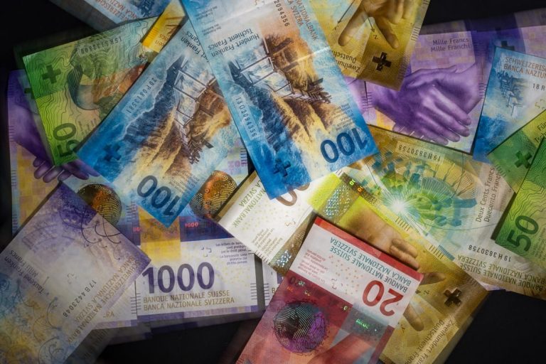 Swiss vote places right to use cash in country’s constitution