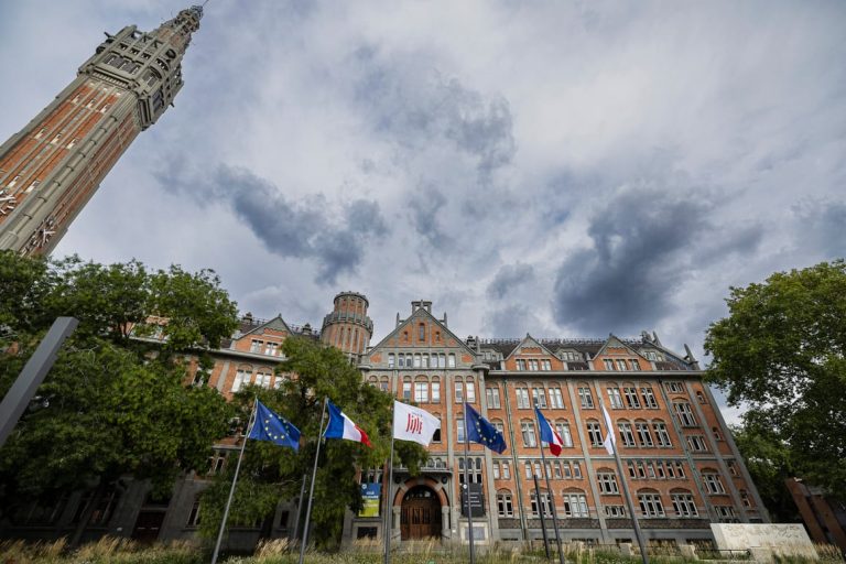 SONDAGE EXCLUSIF. Aux municipales à Lille, avantage PS mais second tour incertain