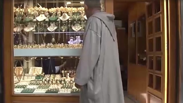 Moroccan men give traditional thanks to women for holy month cooking