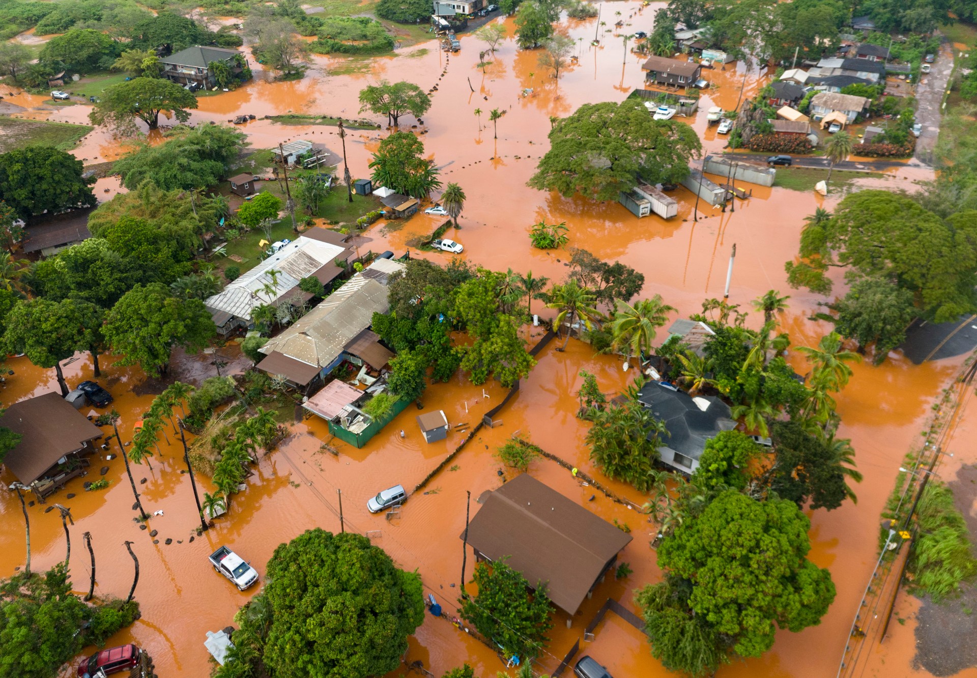Flash flooding swamps Hawaii, prompting evacuation orders for 5,500 people