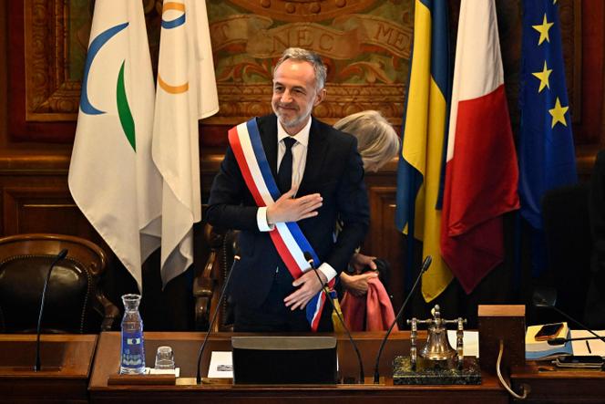 Emmanuel Grégoire takes office as the new Paris mayor