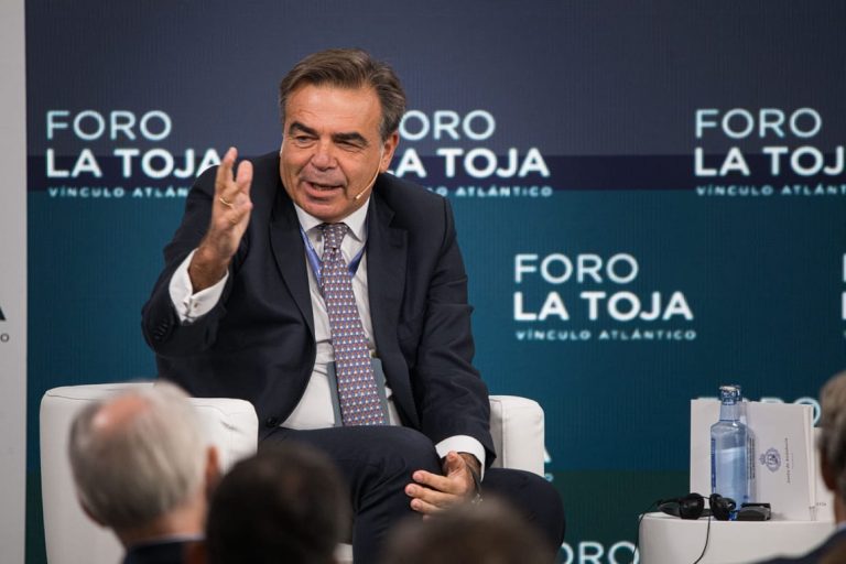 Former EU Commissioner Schinas to replace ousted Greek farm minister