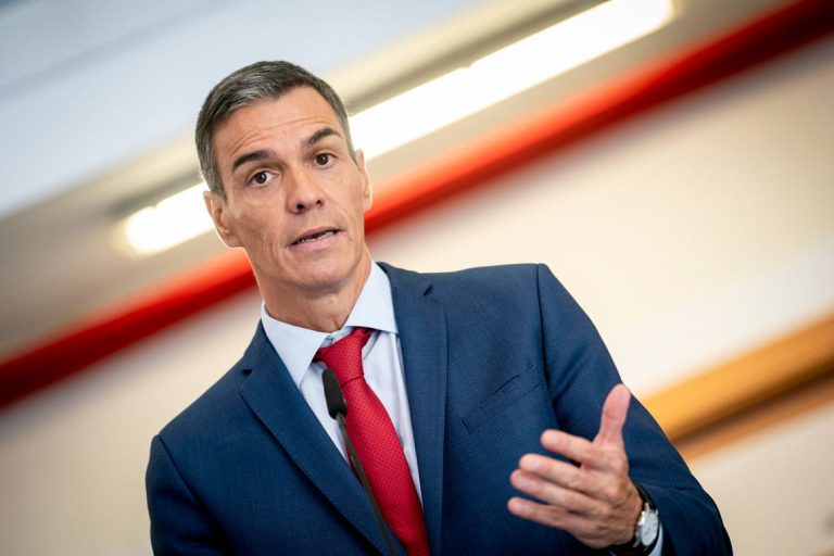 At anti-Trump rally, Sánchez promises to ‘twist the arm’ of the global right